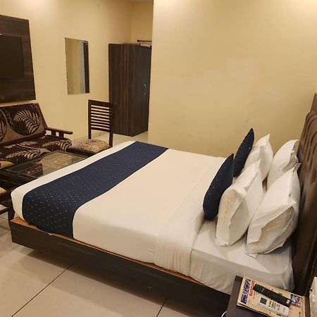 Hotel Aerotech Near Delhi Airport Нью-Дели Экстерьер фото