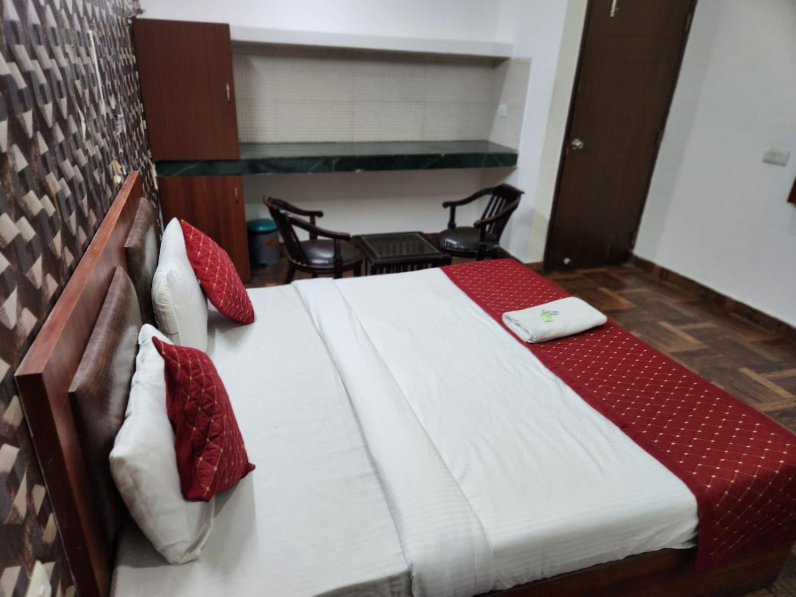 Hotel Aerotech Near Delhi Airport Нью-Дели Экстерьер фото