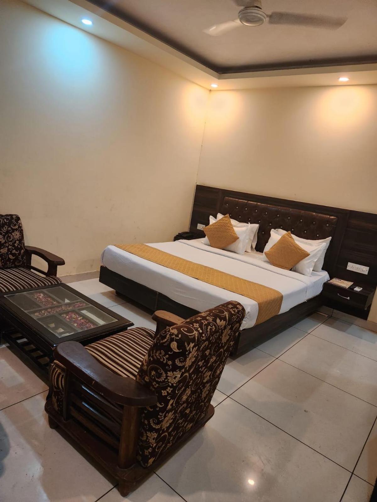 Hotel Aerotech Near Delhi Airport Нью-Дели Экстерьер фото