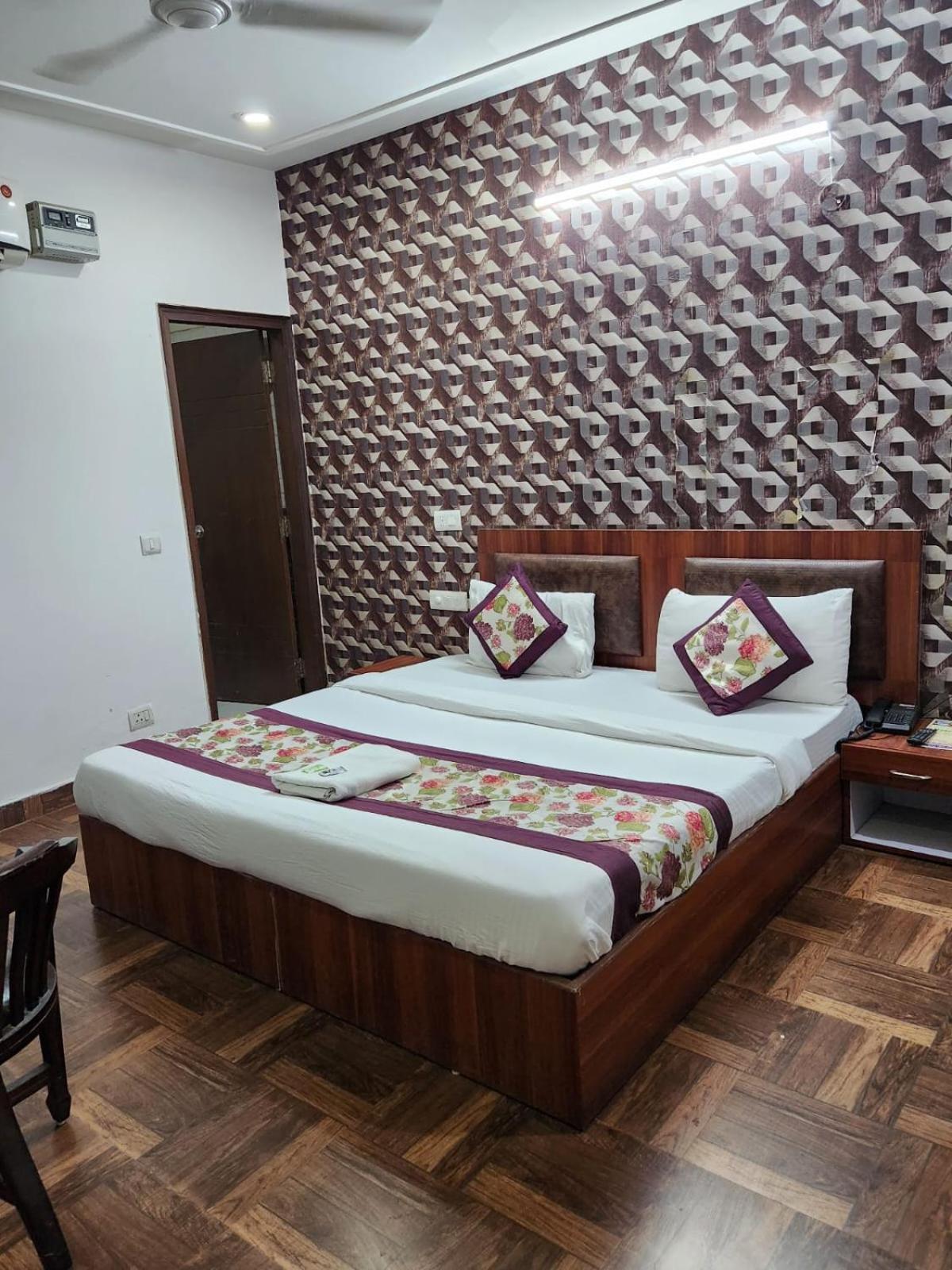 Hotel Aerotech Near Delhi Airport Нью-Дели Экстерьер фото